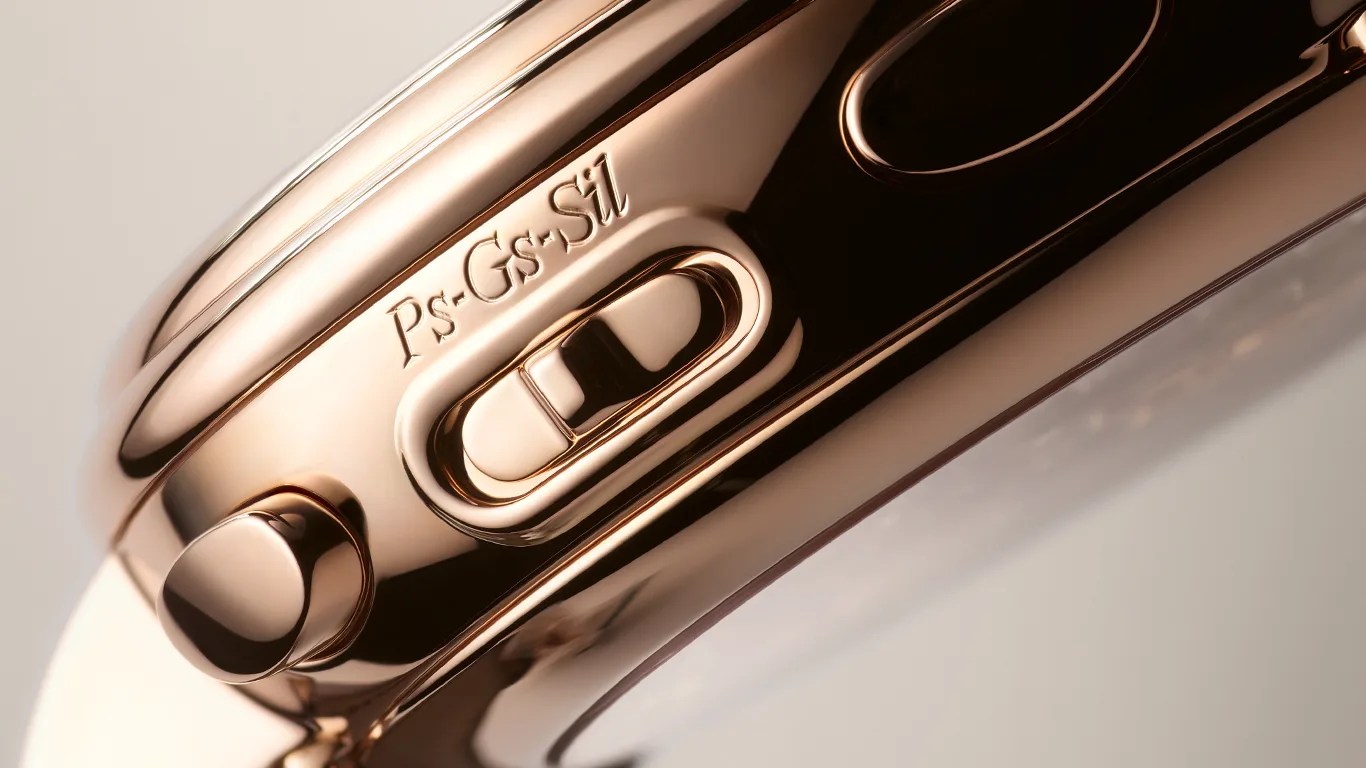 Close-up of a rose gold watch with a slider switch labeled "Ps-Gs-Si.