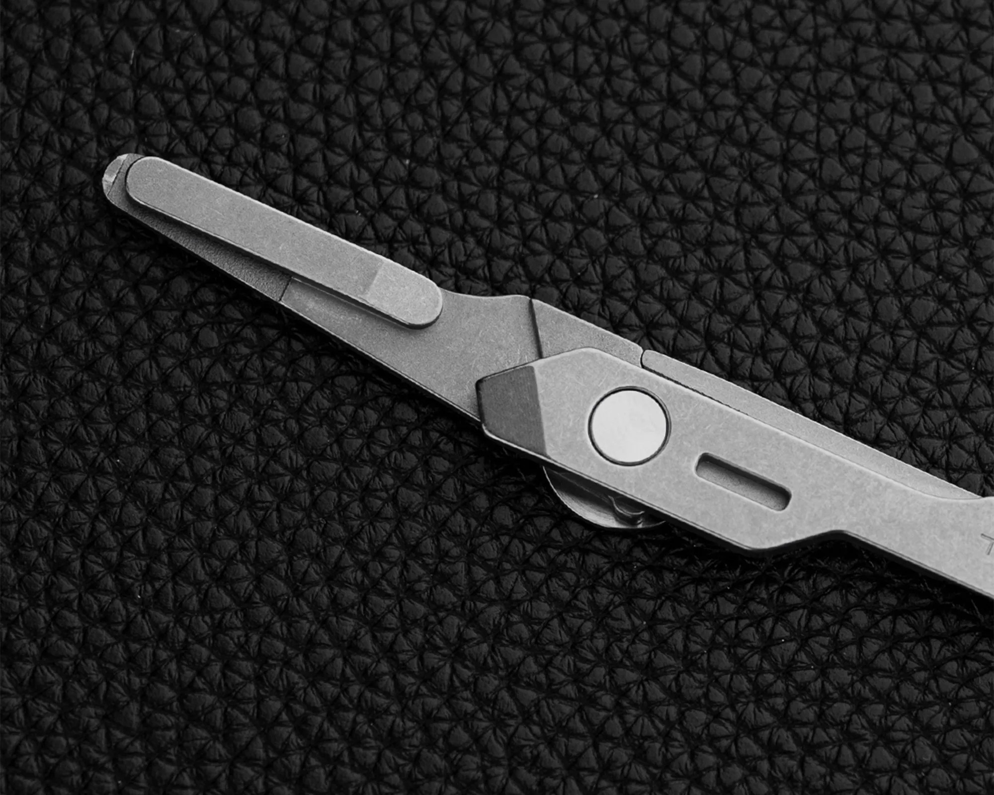 Le couteau pliant CIVIVI Mini Praxis, élégant et performant, est