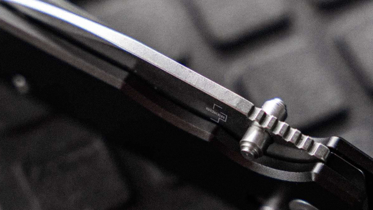 Böker Rockstub Black 2.0 kilit ve sırt detayı