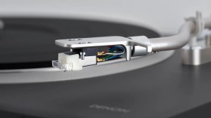 This Japanese Hi-Fi Brand Just Unveiled a Premium Turntable for Modern Audiophiles