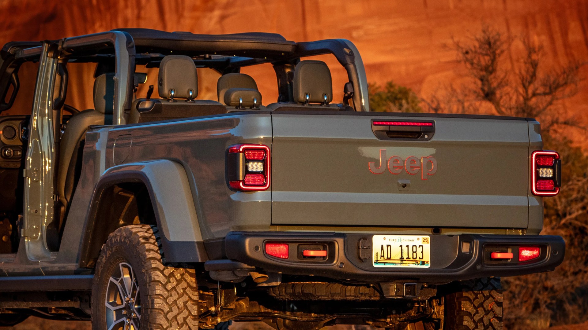 Jeep Is Priming Its Toyota Tacoma Rival for a Six-Speed Standoff