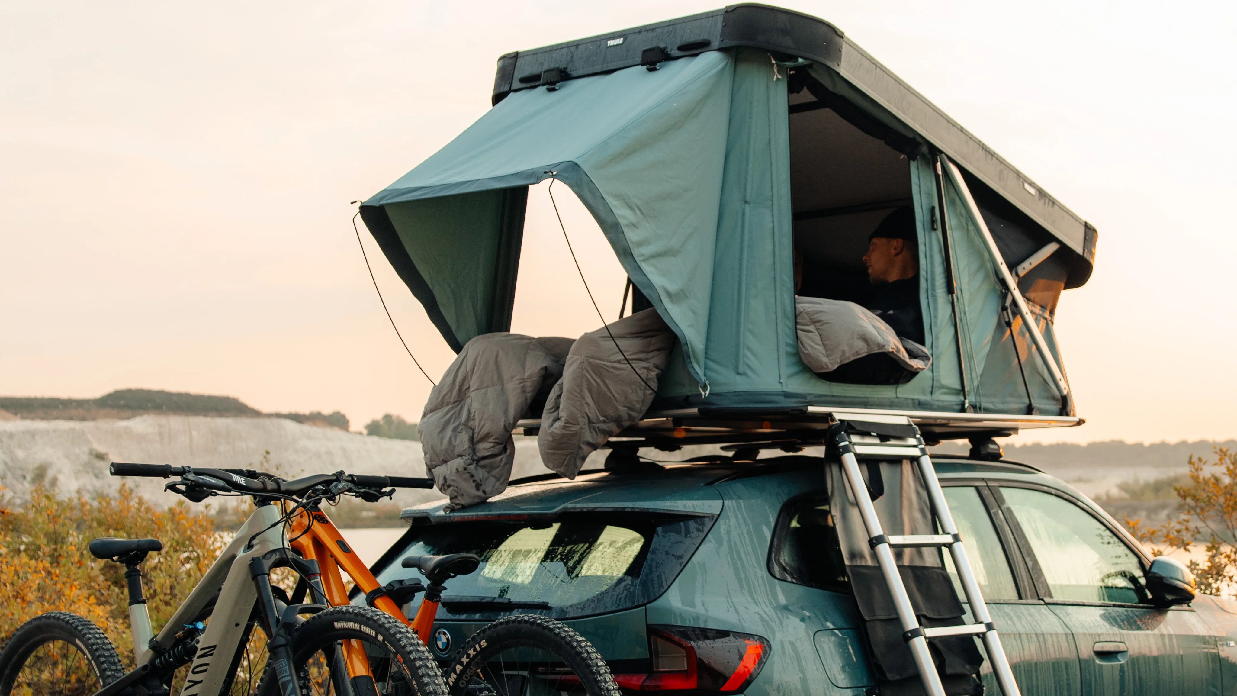 ルーフラックーTHULE スエーデン Thule's New Rooftop Tent Is Compact, Rugged and Comes with a Sofa