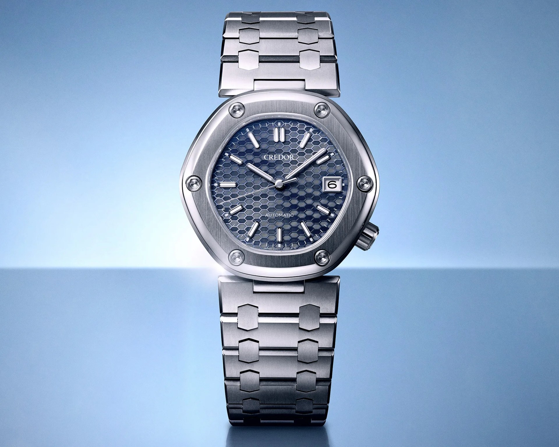 Silver stainless steel wristwatch with a blue honeycomb-patterned dial and date display.