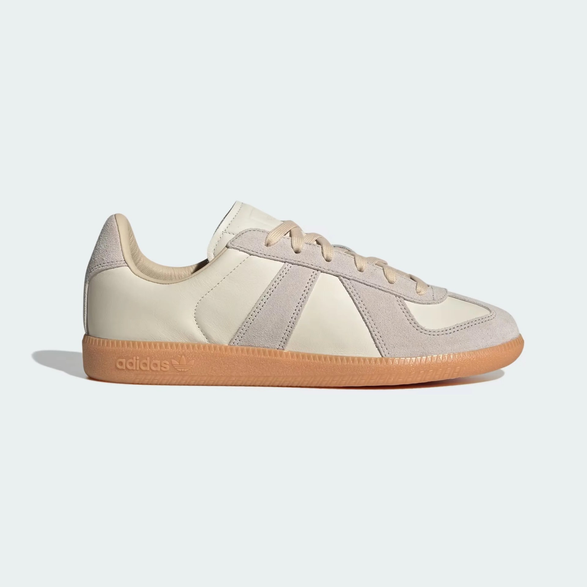Cream leather and suede Adidas sneaker with gum sole and beige laces.