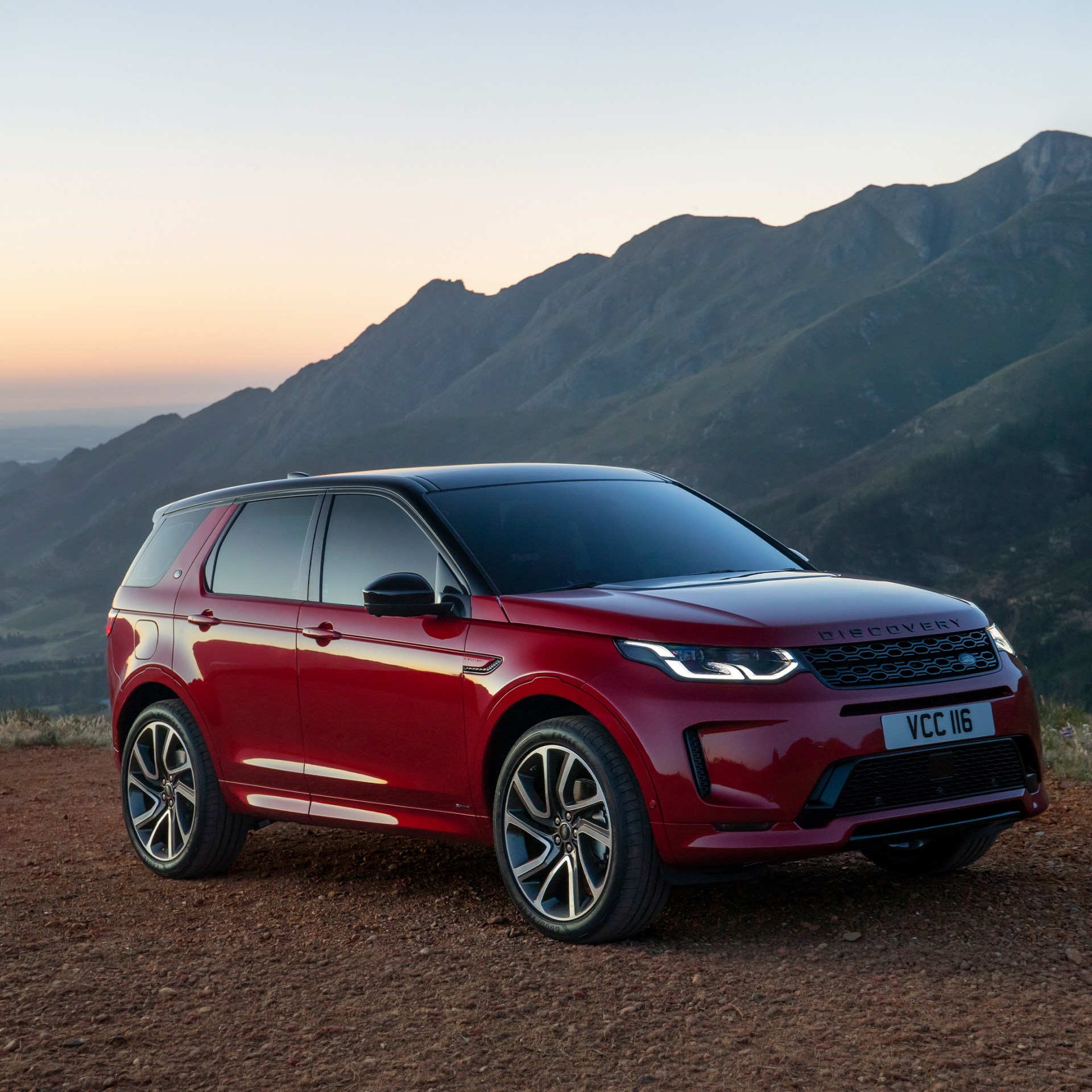 2026 Land Rover Discovery Sport kırmızı SUV dağ manzarası