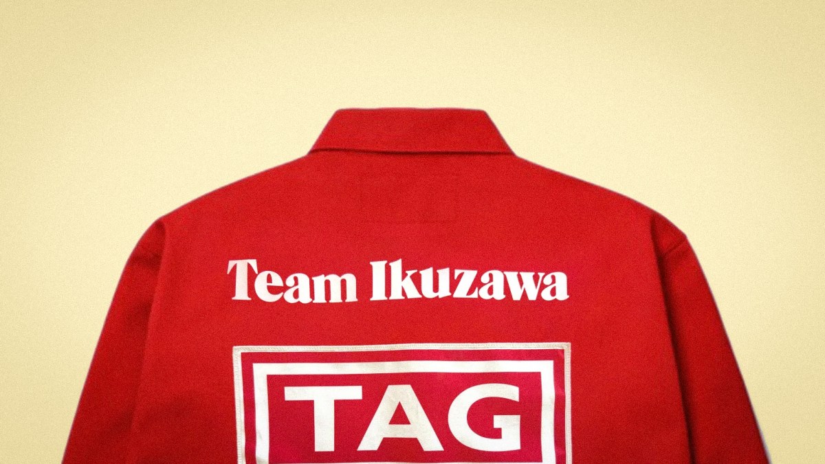 TAG Heuer ve Team Ikuzawa kırmızı işçi ceketi arka görünüm