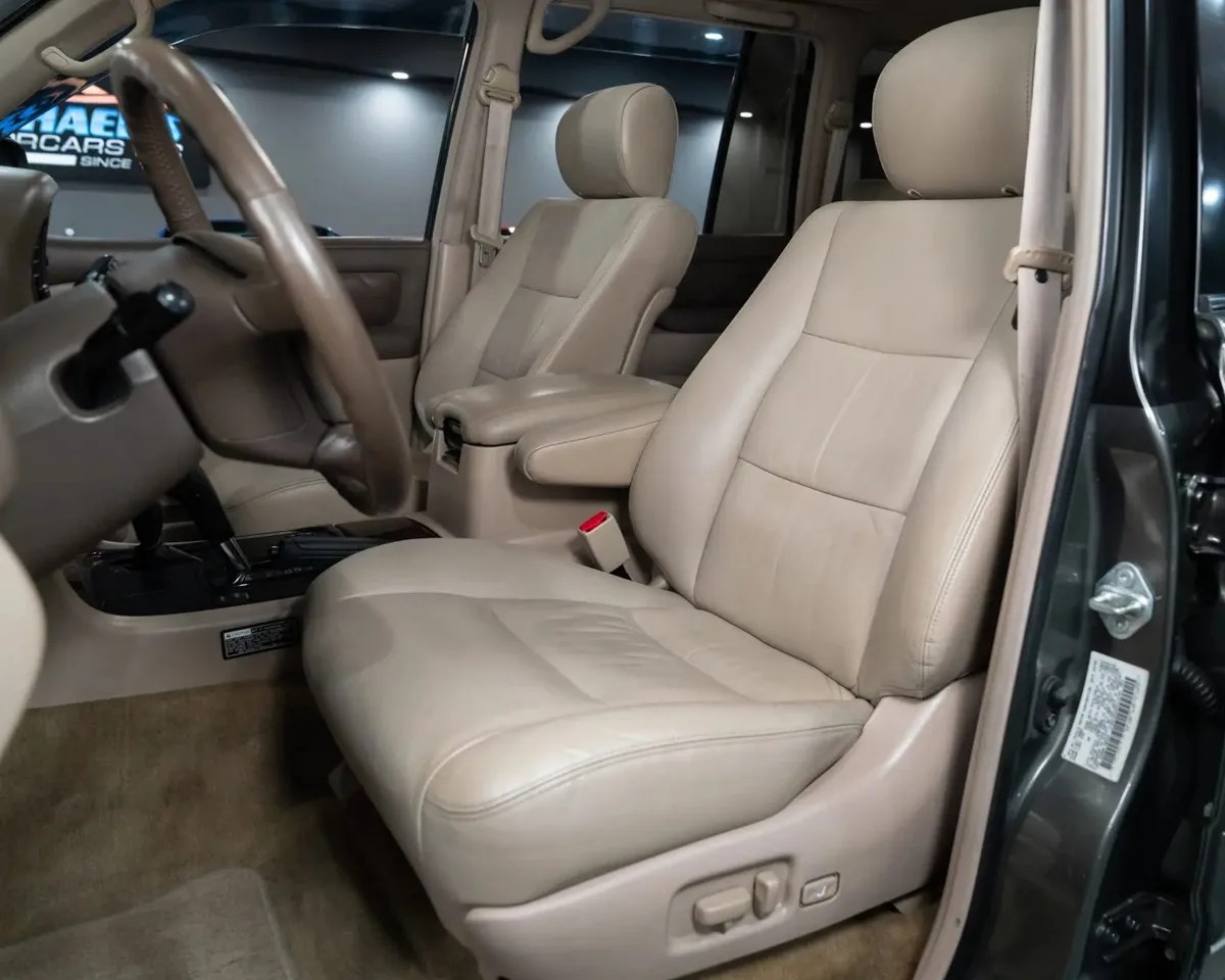 Toyota Land Cruiser J100 iç mekân, deri koltuklar ve temiz döşeme