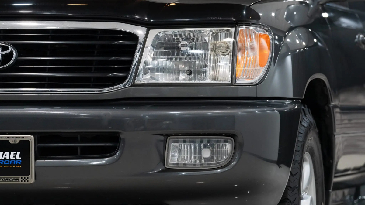 Toyota Land Cruiser J100 önden görünüm