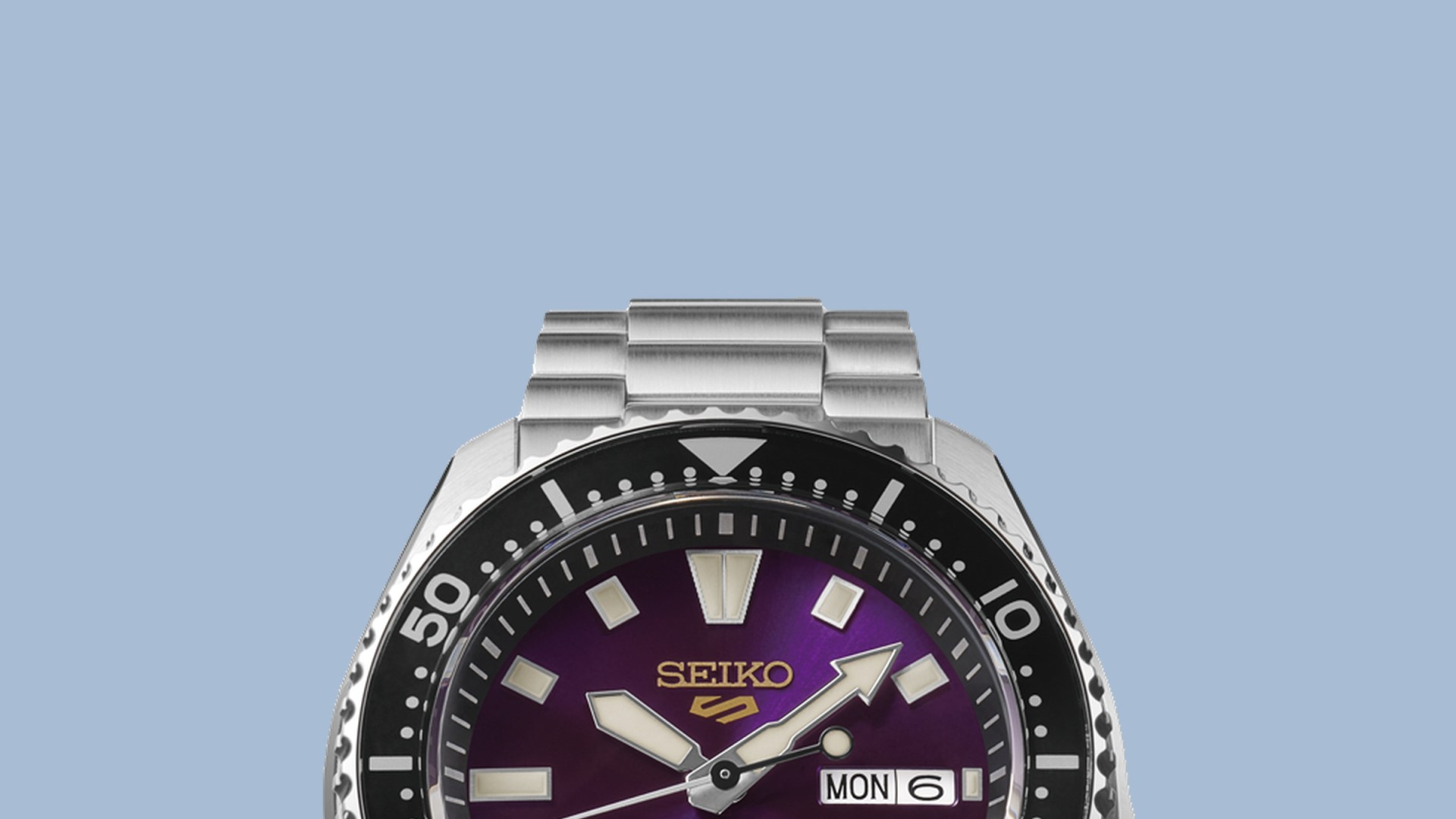 Mor kadranlı, siyah bezelli, paslanmaz çelik bilezikli Seiko 5 Sports SKX Edo Purple saat