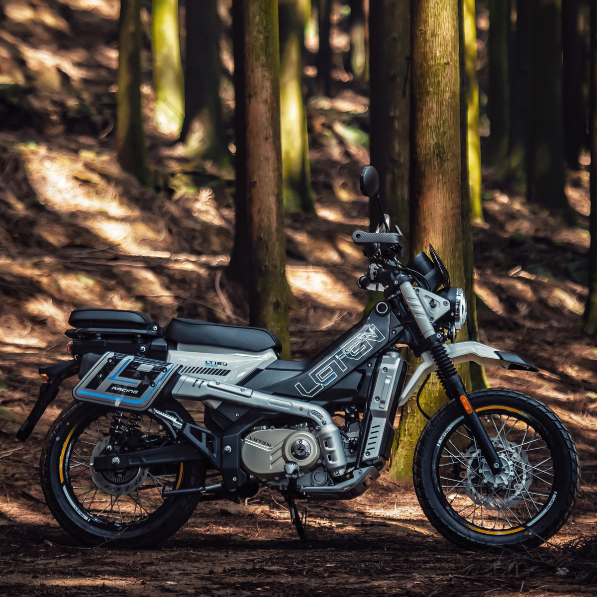 Orman içinde Leten LT190 underbone macera motosikleti