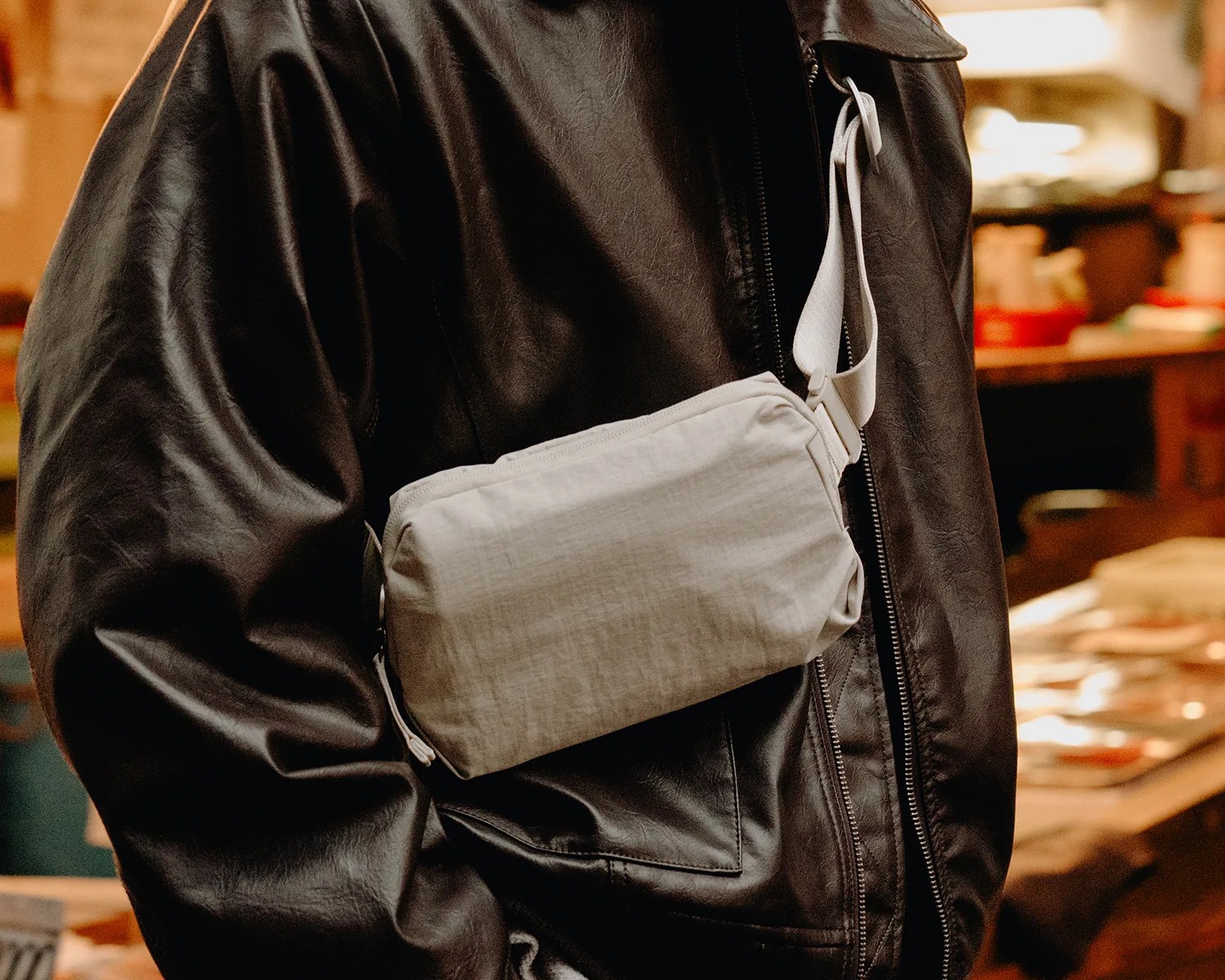 Peak Design City Sling 2L göğüs çantası kullanım anı
