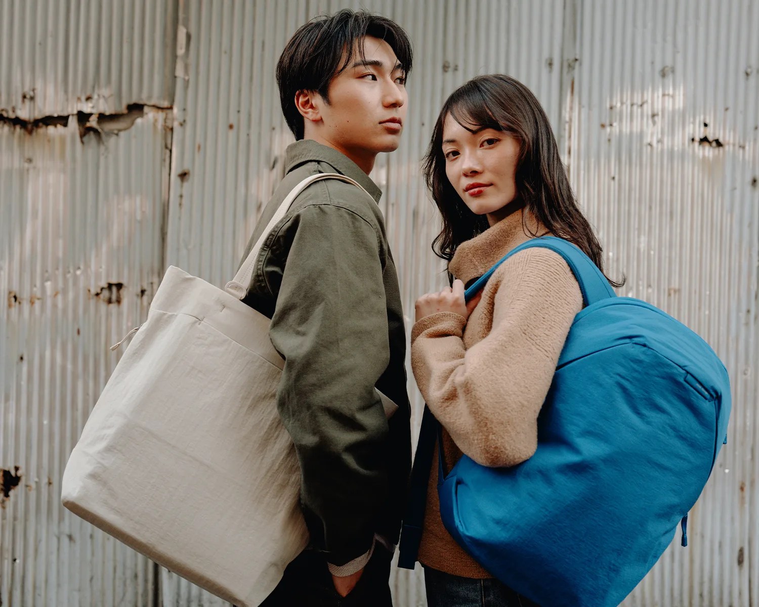 Peak Design City Line tote ve sırt çantası sokakta